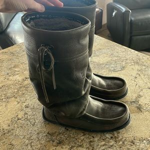 COPY - Manitobah mukluks reg $250 excellent condition